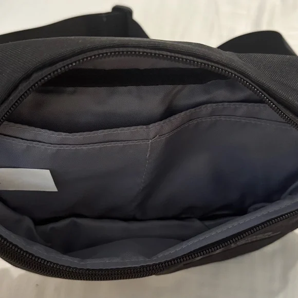 NWOT Under Armour Black Belt Bag - Picture 3 of 3